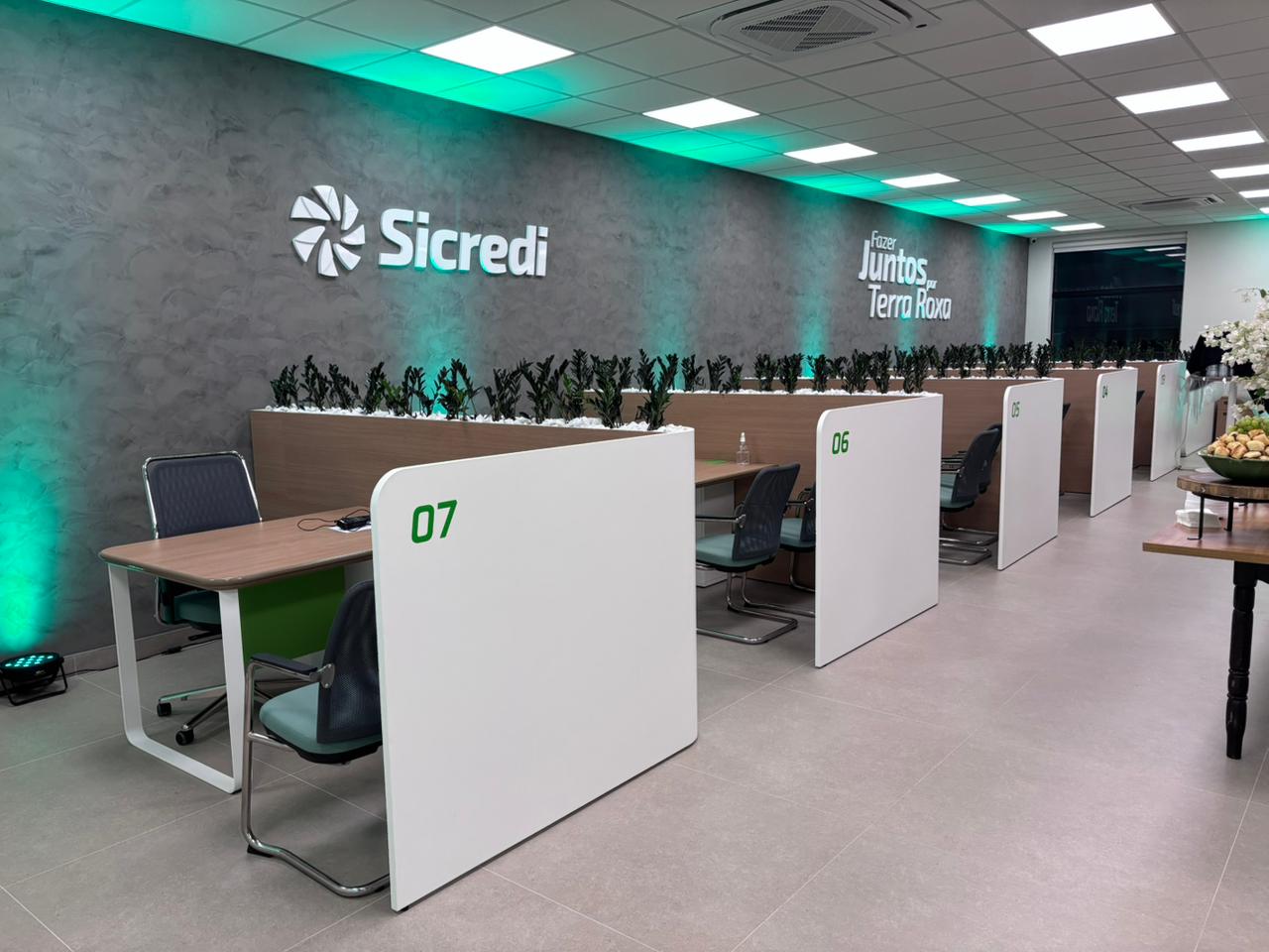 Postos de atendimento Sicredi com ambientação verde