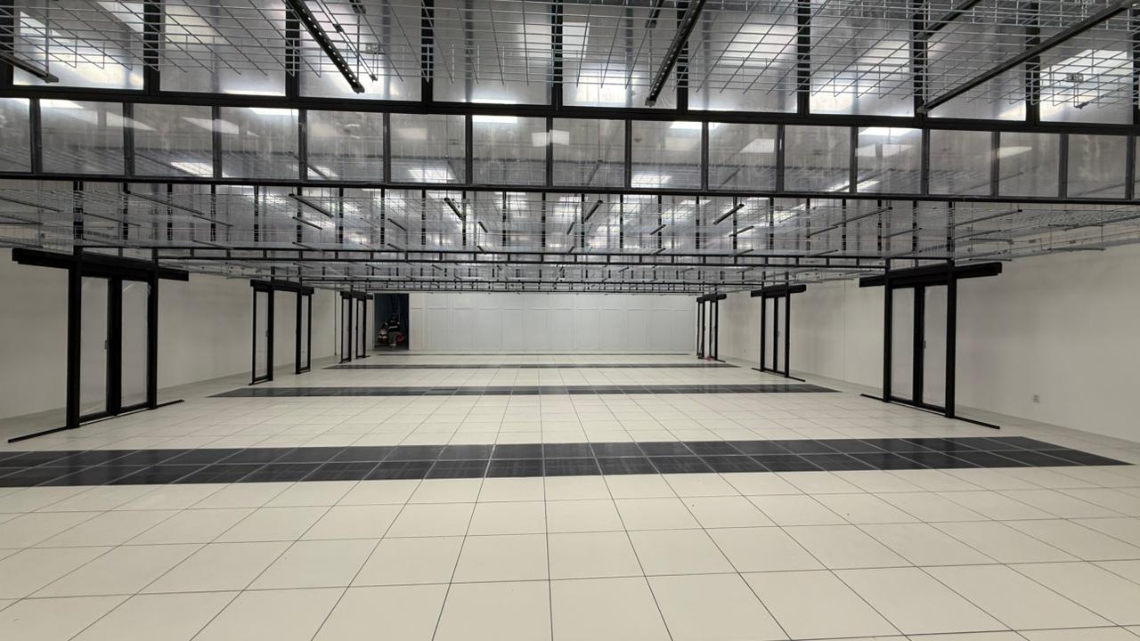 Sala de servidores com piso elevado e cabeamento estruturado