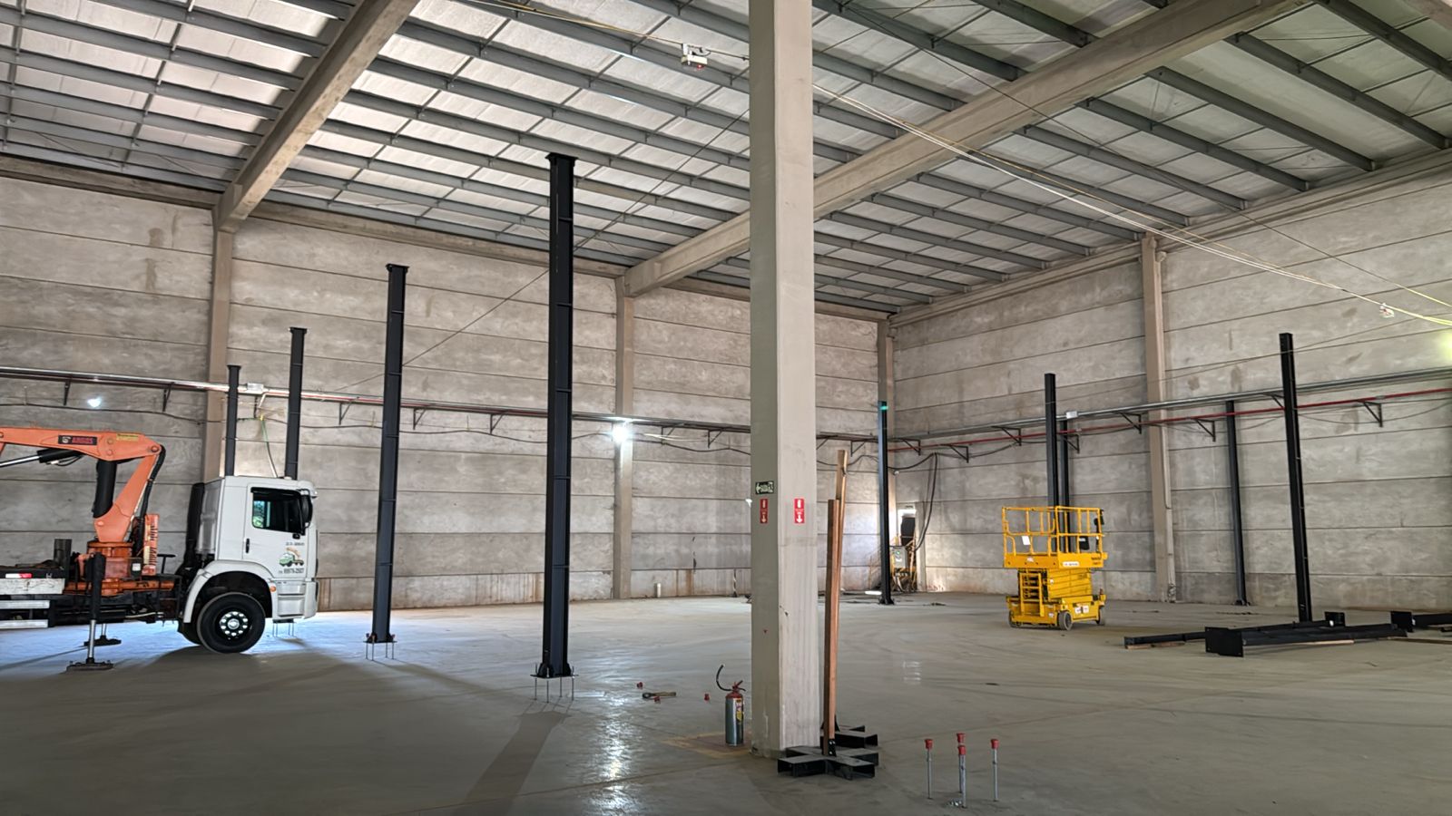 Estrutura interna de data center com colunas metálicas e equipamentos