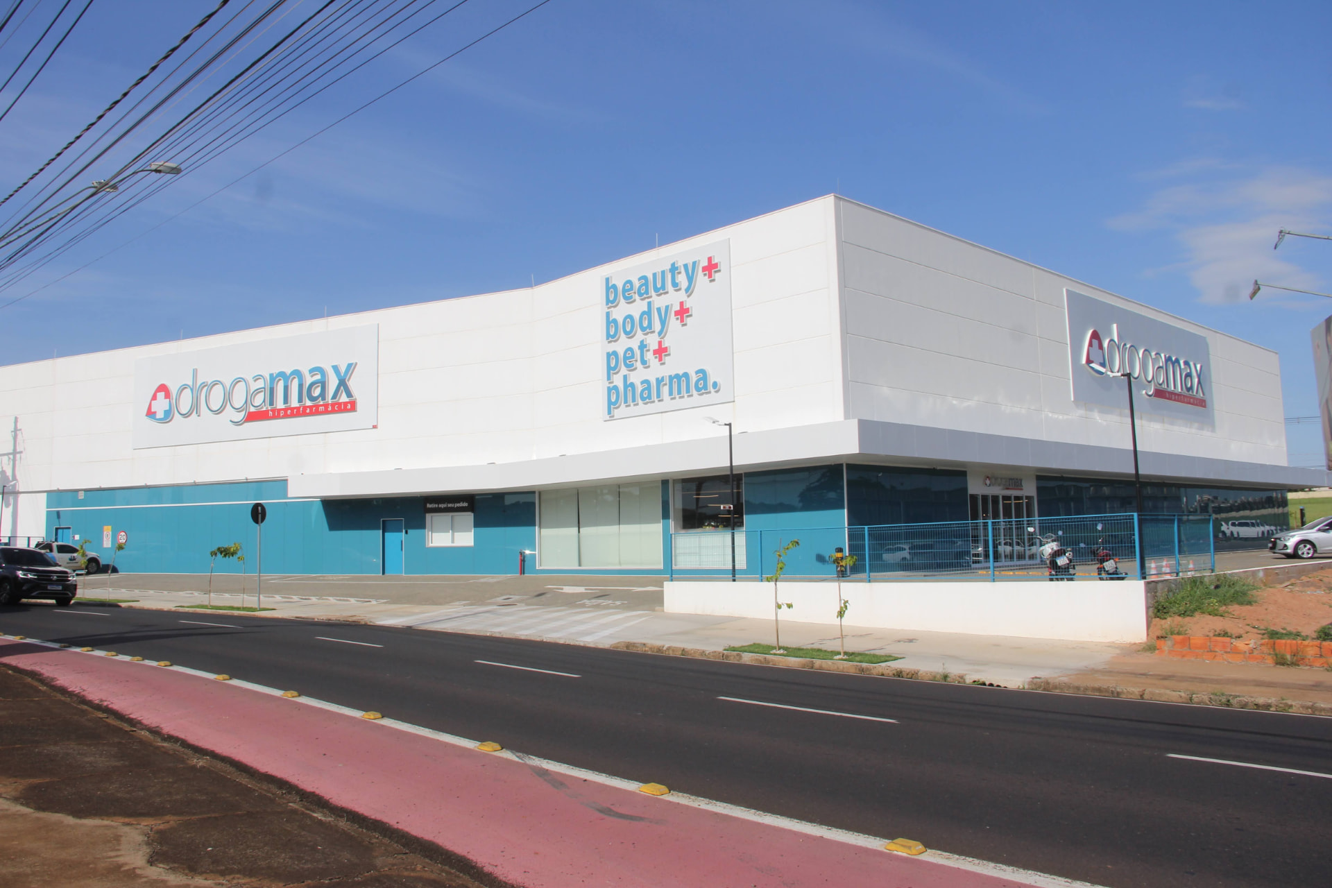 Fachada de loja de varejo com identidade visual instalada