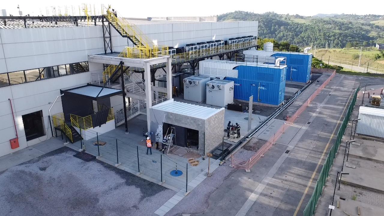 Vista aérea da área externa de data center com equipamentos e containers