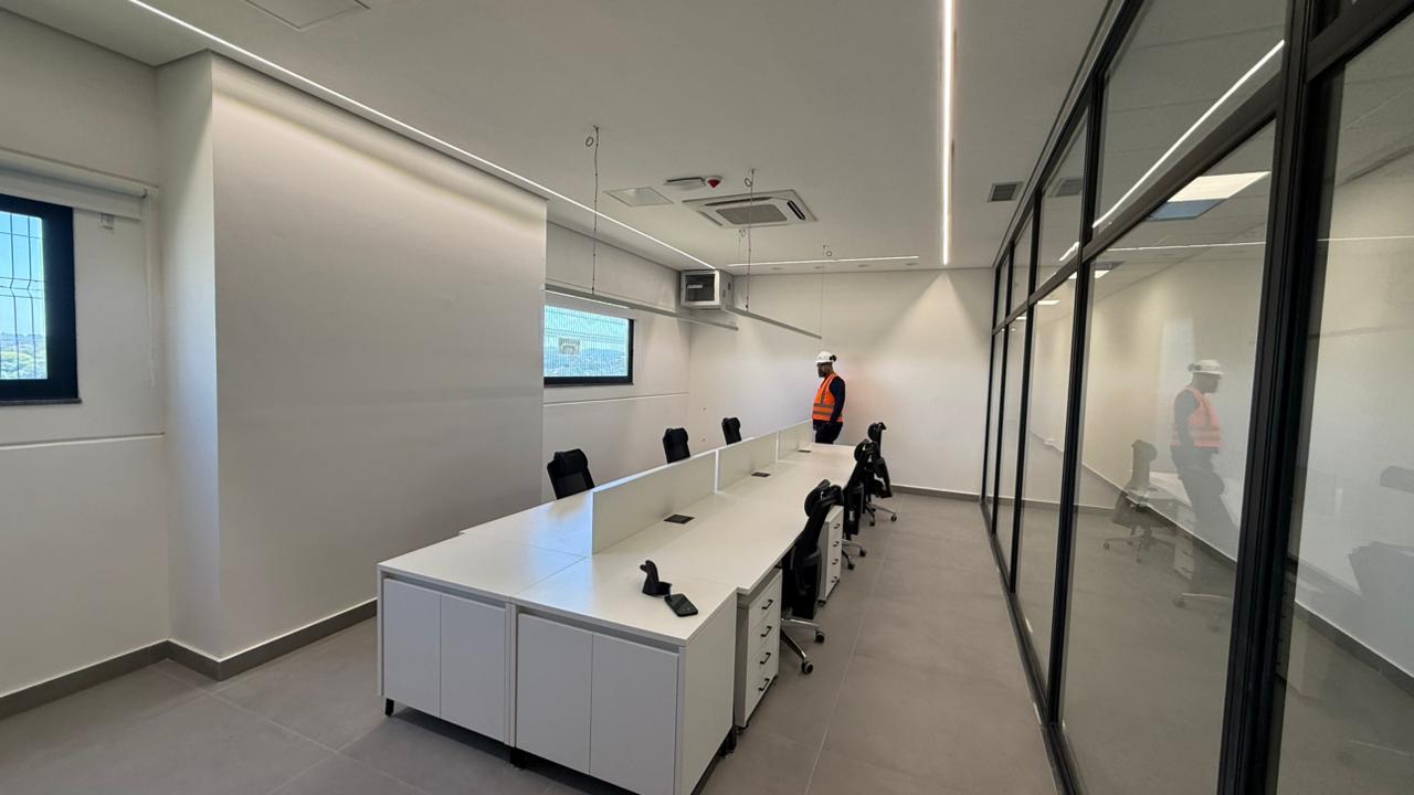 Sala de escritório finalizada em data center