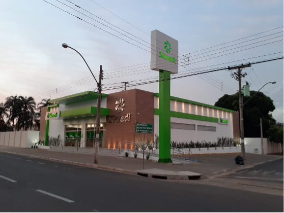 Fachada da agência Sicredi com totem de identificação