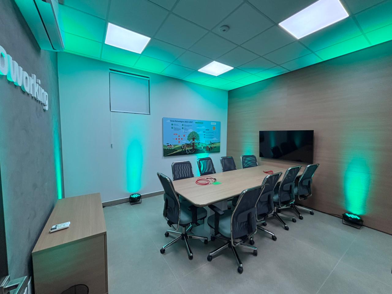 Sala de reunião com mobiliário e iluminação da agência bancária