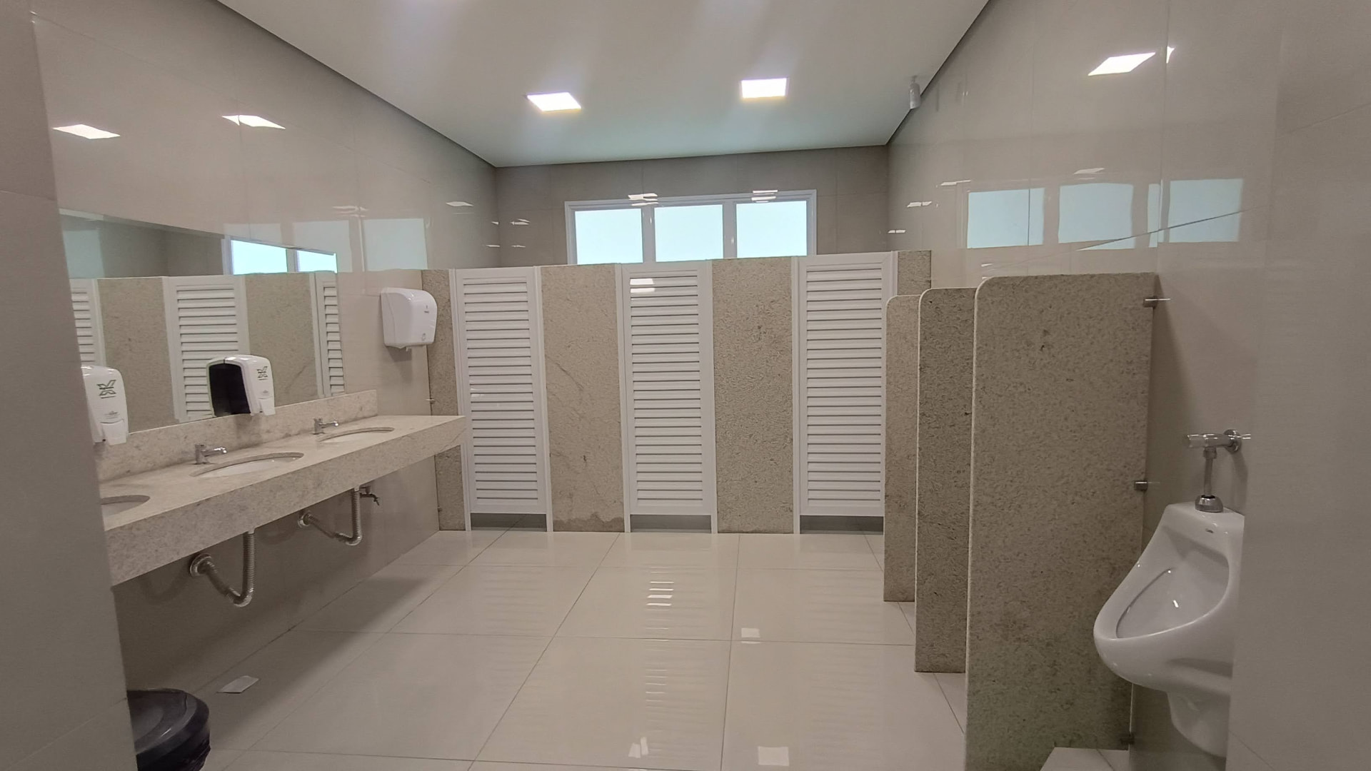 Sanitários finalizados em obra de varejo