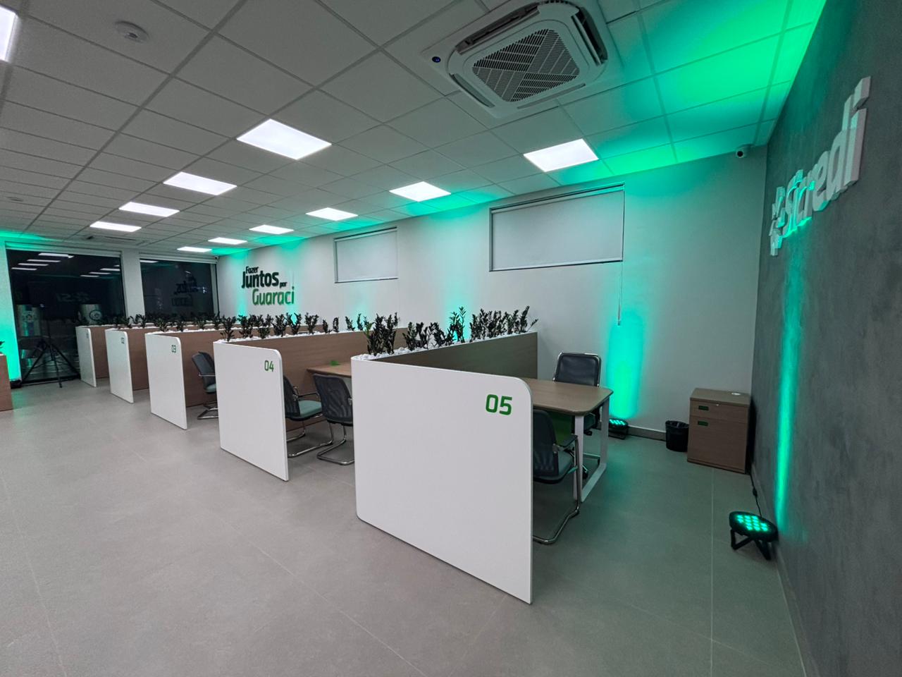 Vista ampla da área de atendimento da agência bancária