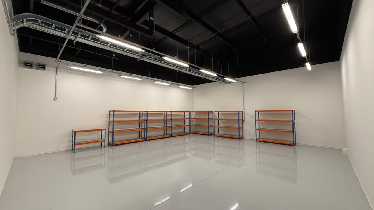 Sala de armazenamento com piso epóxi em data center
