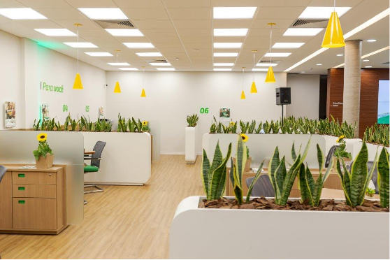 Interior de agência bancária com guichês e ambientação