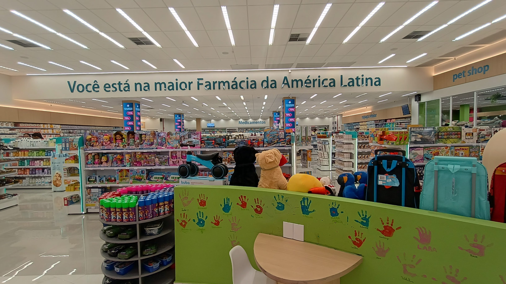 Área de brinquedos e infantil em farmácia