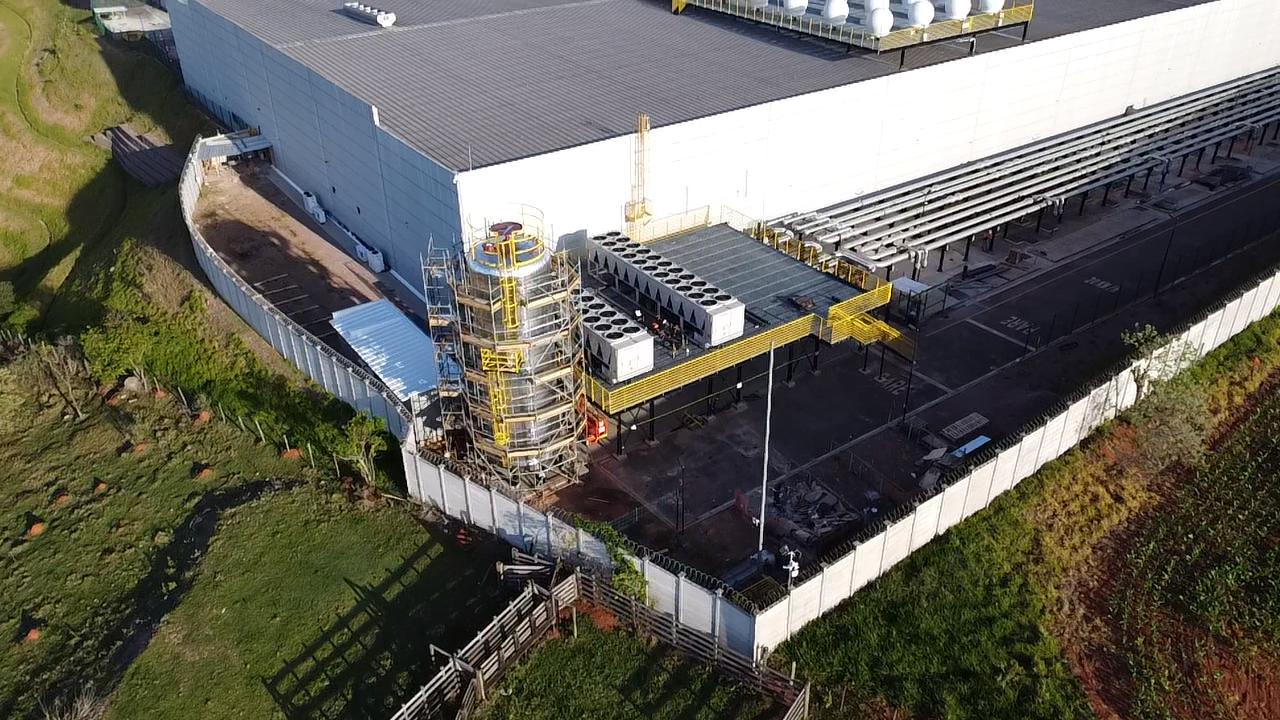 Vista aérea de torre de resfriamento e chillers no telhado do data center