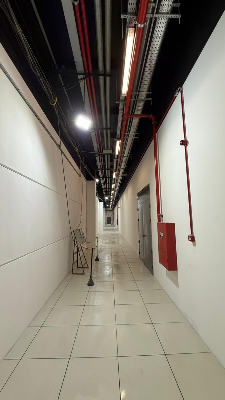Corredor técnico com tubulação de incêndio e elétrica