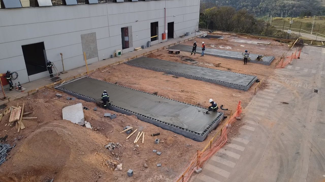 Concretagem de lajes externas em obra de data center