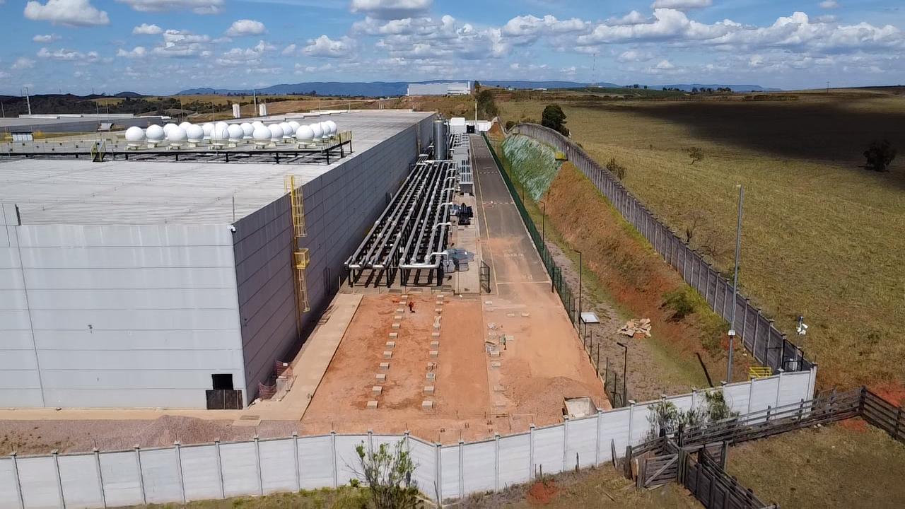 Vista aérea da fachada e equipamentos externos de data center