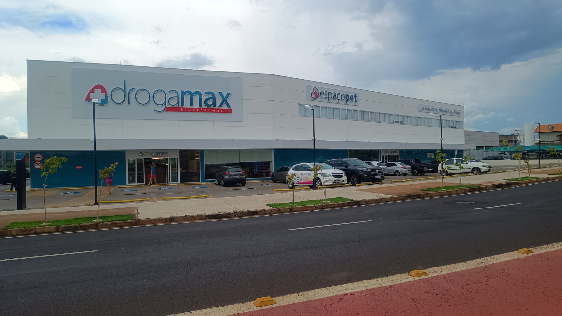 Fachada ampla de loja de varejo com estacionamento