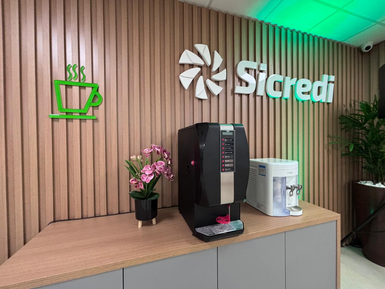 Cantinho do café com logo Sicredi na agência bancária