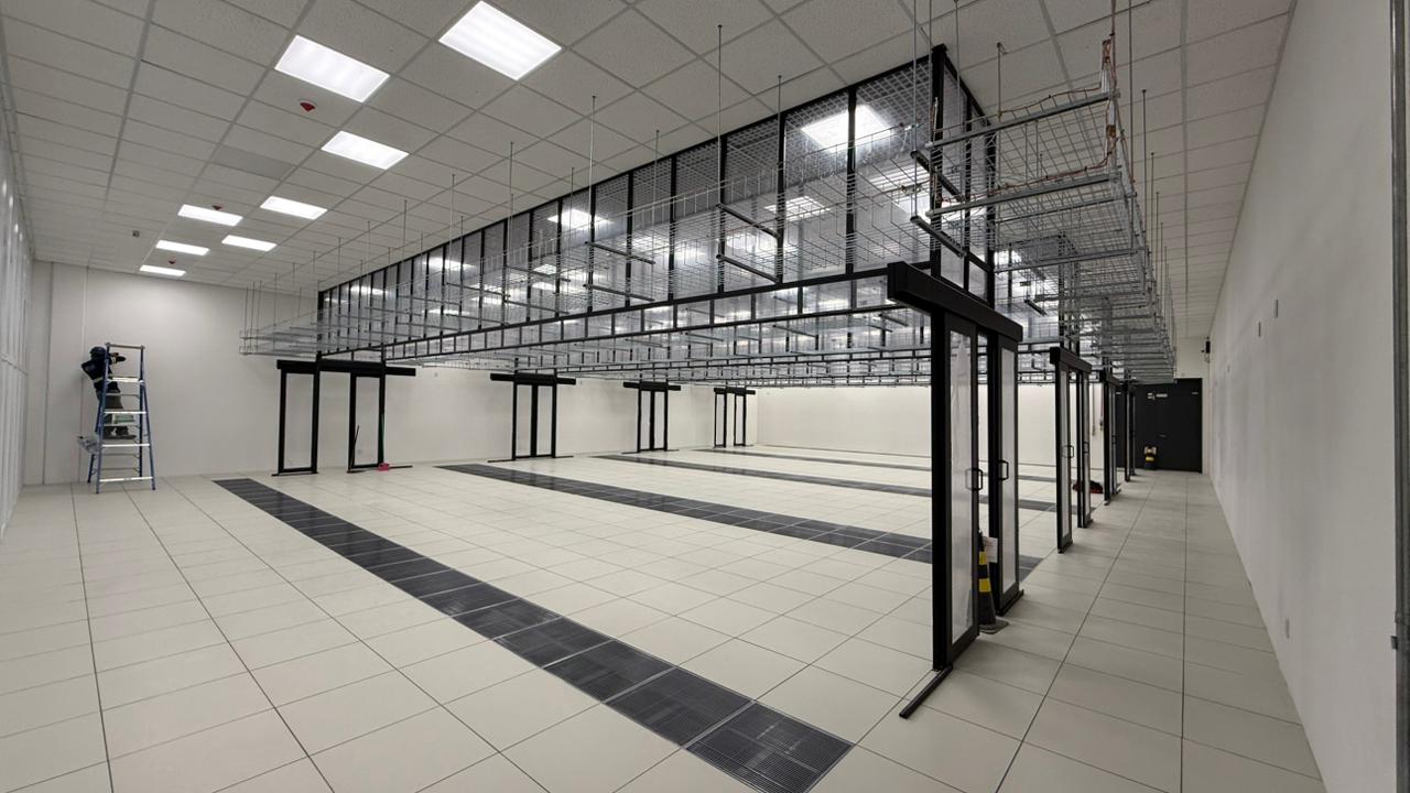 Corredor de data center com gaiolas de racks