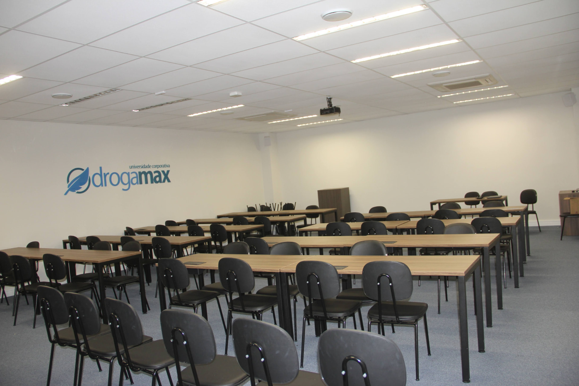 Sala de treinamento corporativo finalizada