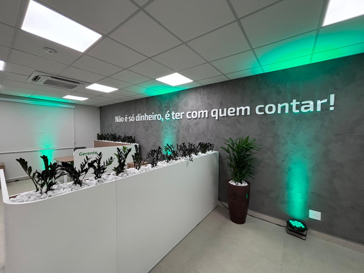 Ambiente de atendimento com frase identitária na parede
