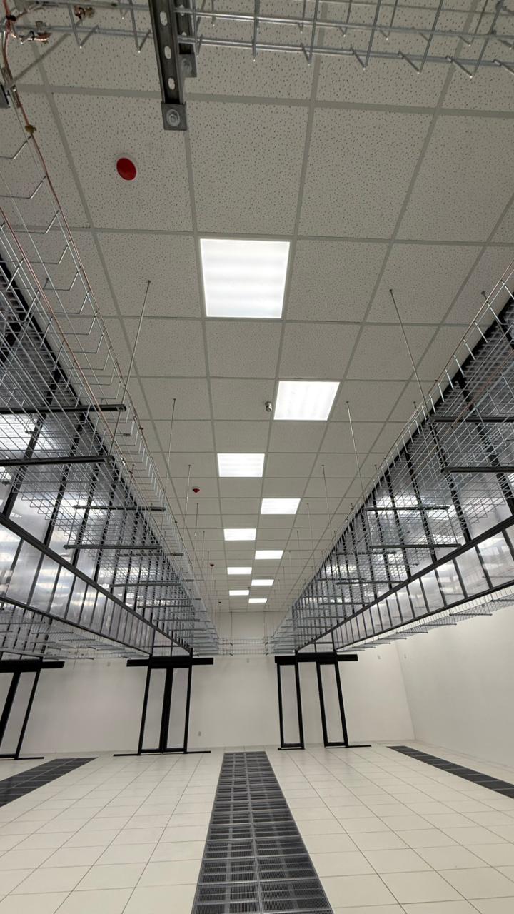 Teto falso e infraestrutura elétrica de sala de servidores