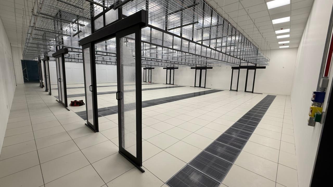 Sala de processamento com isolamento térmico e acústico