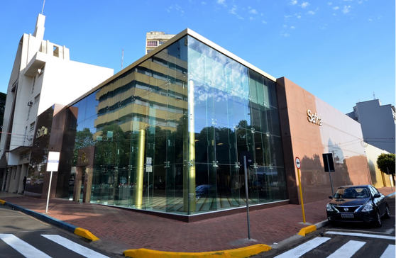 Fachada da agência Safra em esquina comercial