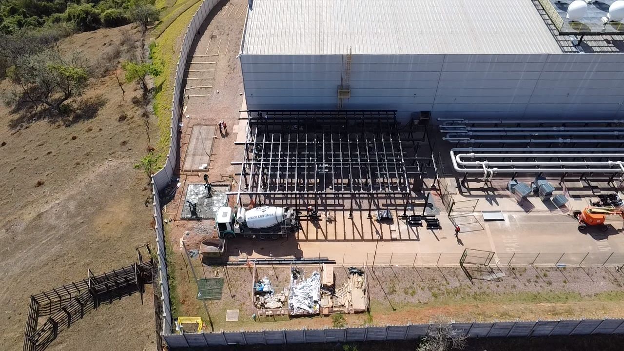 Vista aérea da estrutura metálica e concretagem em obra de data center