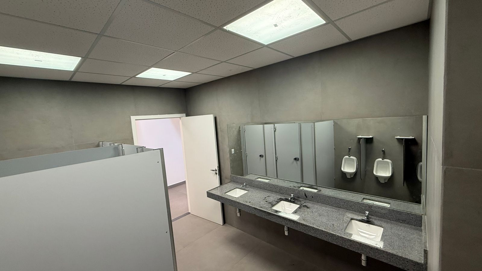 Sanitários finalizados em obra de data center
