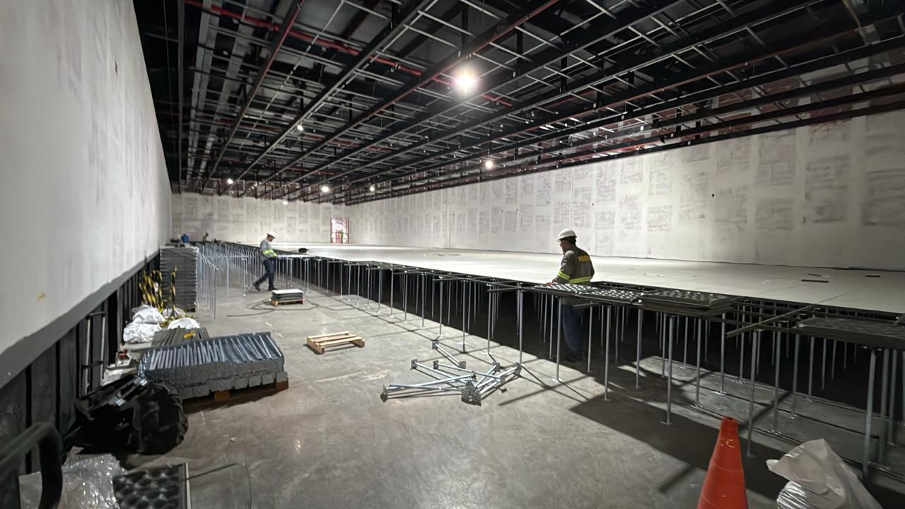 Instalação de piso elevado e acabamento interno